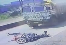 ड्यूटी पर जाते समय हादसा: सड़क पर बंद हुई बाइक, ट्रक की टक्कर से दो युवक घायल