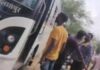 चलती बस रोककर चालक से बदसलूकी, बेल्ट दिखाकर दी धमकी; वीडियो वायरल होने से मचा हड़कंप
