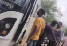 चलती बस रोककर चालक से बदसलूकी, बेल्ट दिखाकर दी धमकी; वीडियो वायरल होने से मचा हड़कंप