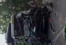 दो ट्रेलरों की भीषण टक्कर, चालक की दर्दनाक मौत; दूसरा वाहन लेकर फरार