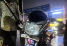 बारिश के बीच तेज रफ्तार कार का आतंक, बाइक को टक्कर मार चालक मौके से फरार