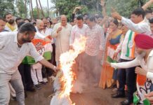 नकटी गांव बुलडोजर कार्रवाई के विरोध में कोरबा कांग्रेस का प्रदर्शन, मुख्यमंत्री का पुतला फूंका