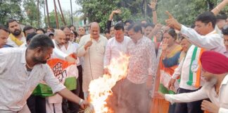 नकटी गांव बुलडोजर कार्रवाई के विरोध में कोरबा कांग्रेस का प्रदर्शन, मुख्यमंत्री का पुतला फूंका