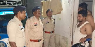 पुलिस की आधी रात सख्ती: बदमाशों के ठिकानों पर दबिश, कॉम्बिंग गश्त में 3 स्थायी वारंट तामील