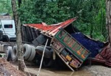 निर्माणाधीन पुल के डायवर्सन पर पलटा ट्रक, NH-63 घंटों जाम