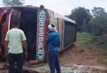 बड़ा सड़क हादसा: यात्रियों से भरी बस पलटी, 10 से ज्यादा घायल
