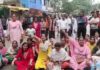 छात्रा आत्महत्या मामला गरमाया, एफआईआर की मांग को लेकर थाने पहुंचे परिजन और विधायक