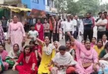 छात्रा आत्महत्या मामला गरमाया, एफआईआर की मांग को लेकर थाने पहुंचे परिजन और विधायक