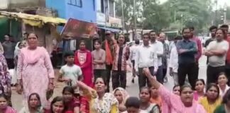 छात्रा आत्महत्या मामला गरमाया, एफआईआर की मांग को लेकर थाने पहुंचे परिजन और विधायक