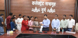 कोविड में अनाथ हुए बच्चों से मिले कलेक्टर, शिक्षा और भविष्य को लेकर दिया भरोसा