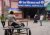 दोस्ती की मिसाल: ठेले पर बेसुध दोस्त को लेकर अस्पताल पहुंचा युवक, समय पर मिला इलाज