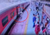 चलती ट्रेन में चढ़ना पड़ा भारी, आरपीएफ जवान की सूझबूझ से यात्री की बची जान