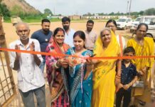 सावन के पावन अवसर पर वार्ड 25 में शिव मंदिर व शनिदेव मंदिर का लोकार्पण, पालिका अध्यक्ष सोनी विकास झा ने लिया आशीर्वाद।