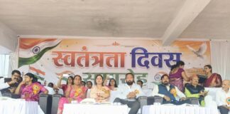 बांकीमोंगरा में शान से लहराया गया तिरंगा, पालिका अध्यक्ष श्रीमती झा ने किया ध्वजारोहण, देशभक्ति के रंग में रंगा गजरा मैदान।
