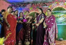 कुसमुंडा आदर्श नगर में महिलाओं ने धूमधाम से मनाया सावन महोत्सव, पालिका अध्यक्ष श्रीमती सोनी विकास झा हुईं शामिल।