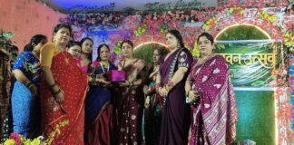 कुसमुंडा आदर्श नगर में महिलाओं ने धूमधाम से मनाया सावन महोत्सव, पालिका अध्यक्ष श्रीमती सोनी विकास झा हुईं शामिल।