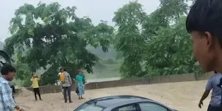कोरबा में बारिश का कहर: पहाड़ी से सड़क पर गिरा मलबा, बस और कार फंसी