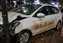 तेज रफ्तार कार फुटपाथ पर चढ़ी, बाल-बाल बचे लोग; बॉयफ्रेंड-गर्लफ्रेंड के Kiss के बाद मारपीट का वीडियो वायरल