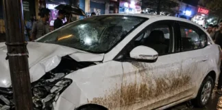 तेज रफ्तार कार फुटपाथ पर चढ़ी, बाल-बाल बचे लोग; बॉयफ्रेंड-गर्लफ्रेंड के Kiss के बाद मारपीट का वीडियो वायरल