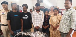 ज्वेलर्स दुकान में दीवार तोड़कर चोरी का खुलासा, दो महिलाओं समेत 5 आरोपी गिरफ्तार