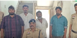 तिरपाल के नीचे चल रहा था लाखों का जुए का खेल, किसानों के भेष में पहुंची पुलिस ने चारों तरफ से घेरा; 4 गिरफ्तार