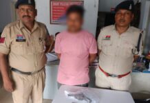 कबाड़ से लदी गाड़ी में मिला हथियार, पांच जिंदा कारतूस भी बरामद