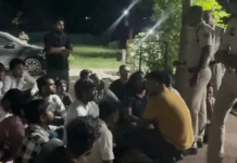 सोशल मीडिया कमेंट को लेकर कोरबा में बवाल, दो पक्षों में भिड़ंत; थाने के बाहर धरने पर बैठे युवा कांग्रेस कार्यकर्ता