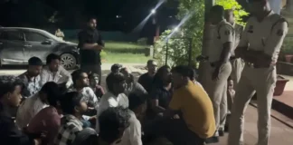 सोशल मीडिया कमेंट को लेकर कोरबा में बवाल, दो पक्षों में भिड़ंत; थाने के बाहर धरने पर बैठे युवा कांग्रेस कार्यकर्ता