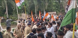 कोरबा में सड़कों और जलभराव की समस्याओं को लेकर निगम का घेराव, युवा कांग्रेस-NSUI ने किया प्रदर्शन