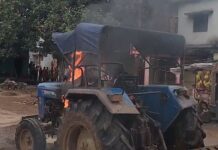 धमतरी में रेत से भरे ट्रैक्टर ने मासूम को कुचला, मौत के बाद भड़का आक्रोश; ग्रामीणों ने चालक को पीटा, वाहन फूंका