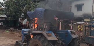 धमतरी में रेत से भरे ट्रैक्टर ने मासूम को कुचला, मौत के बाद भड़का आक्रोश; ग्रामीणों ने चालक को पीटा, वाहन फूंका