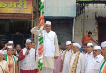 गांधी चौक में पूर्व मंत्री जयसिंह अग्रवाल ने किया ध्वजारोहण, बोले—संविधान और लोकतंत्र की रक्षा का लें संकल्प