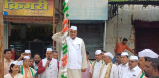 गांधी चौक में पूर्व मंत्री जयसिंह अग्रवाल ने किया ध्वजारोहण, बोले—संविधान और लोकतंत्र की रक्षा का लें संकल्प