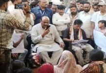 शराब दुकान के विरोध ने पकड़ा सियासी रंग, धरने में पहुंचे पूर्व मंत्री जयसिंह अग्रवाल