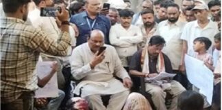 शराब दुकान के विरोध ने पकड़ा सियासी रंग, धरने में पहुंचे पूर्व मंत्री जयसिंह अग्रवाल