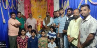 बांकीमोंगरा के विभिन्न क्षेत्रों में विराजे गजानंद स्वामी का विकास झा ने किया दर्शन, क्षेत्र की खुशहाली की कामना।
