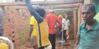 अधूरे स्कूल भवन की जिम्मेदारी ग्रामीणों ने संभाली, बच्चों के साथ मिलकर कर रहे मरम्मत