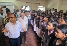 व्यवस्थाओं से नाराज छात्राओं ने उठाया बड़ा कदम, 30 किमी दूर कलेक्टोरेट के लिए पैदल निकलीं