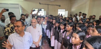 व्यवस्थाओं से नाराज छात्राओं ने उठाया बड़ा कदम, 30 किमी दूर कलेक्टोरेट के लिए पैदल निकलीं