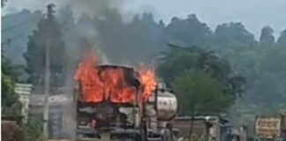 पेट्रोल-डीजल से भरे टैंकर में अचानक लगी आग, चालक ने कूदकर बचाई जान; हाईवे पर मचा हड़कंप