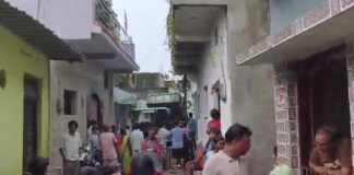 खनिज विभाग की टीम को देखते ही बेकाबू हुआ रेत से भरा ट्रैक्टर, रिहायशी गली में घुसने से मचा हड़कंप