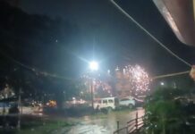 बारिश के बीच रामपुर हाउसिंग बोर्ड में बिजली के तारों में भड़की चिंगारियां, 25 मिनट तक दहशत में रहे लोग