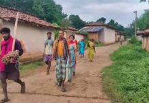 पहाड़ से उतरकर राशन दुकान पहुंच रहे ग्रामीण, 3-4 दिन से नहीं मिला अनाज; आज-कल के भरोसे लौट रहे लोग