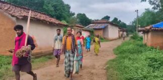 पहाड़ से उतरकर राशन दुकान पहुंच रहे ग्रामीण, 3-4 दिन से नहीं मिला अनाज; आज-कल के भरोसे लौट रहे लोग