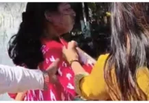 कलेक्टोरेट के सामने ननद-भाभी में सड़क पर भिड़ंत, बच्चों को छोड़कर भागने का आरोप