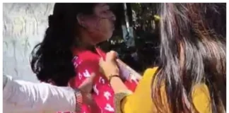 कलेक्टोरेट के सामने ननद-भाभी में सड़क पर भिड़ंत, बच्चों को छोड़कर भागने का आरोप
