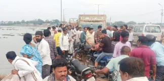 पुल पर दर्दनाक हादसा: पिकअप की टक्कर से बाइक सवार की मौत, दूसरा गंभीर