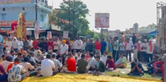 गणेश विसर्जन की झांकी पर लाठीचार्ज के आरोप से भड़का आक्रोश, सिमगा में चक्काजाम और बंद