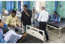 स्मार्ट क्लास में अचानक टूट पड़ा मक्खियों का झुंड, 10 छात्र-स्टाफ घायल; तीन छात्राओं को किया गया रेफर