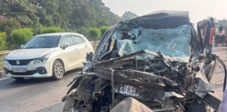महासमुंद में रफ्तार का कहर: ट्रक से भिड़ी कार, दो महिलाओं की मौत, तीन घायल; चालक फरार